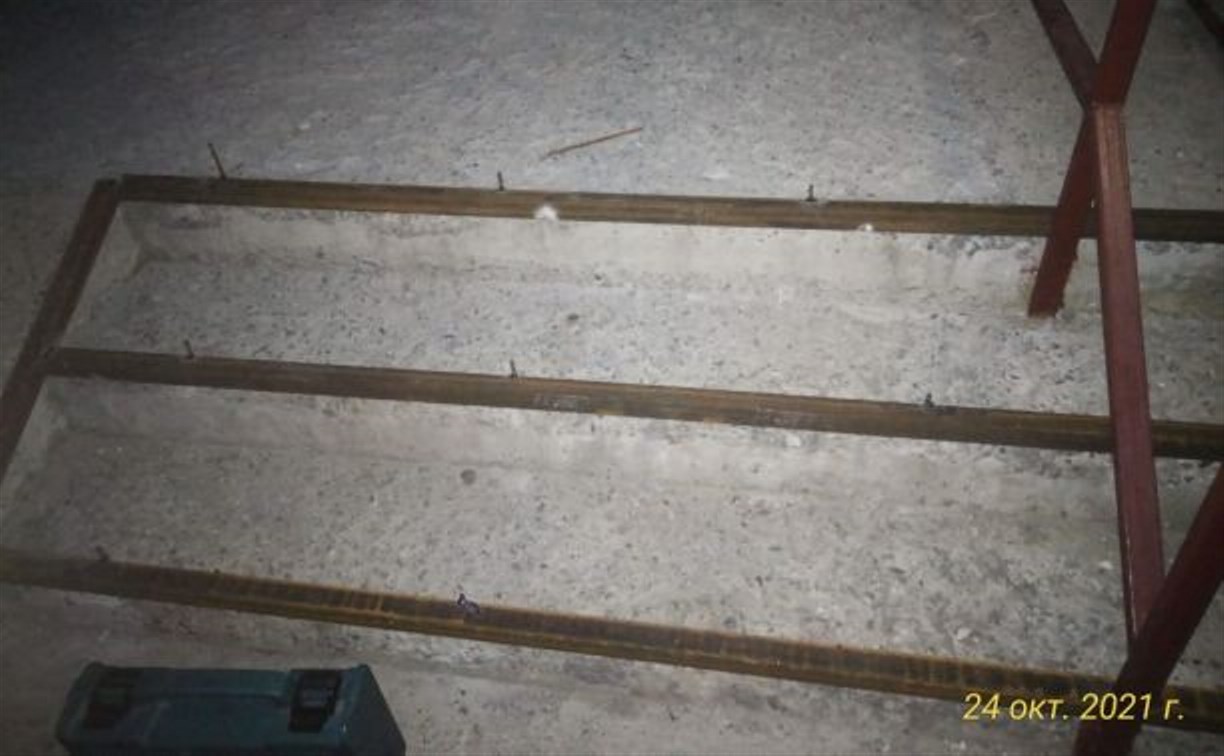 Привет от строителей: сахалинец проколол ногу на лестнице с торчащей арматурой
