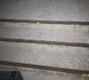 Привет от строителей: сахалинец проколол ногу на лестнице с торчащей арматурой