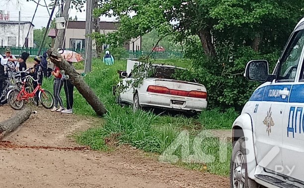 Очевидцы: подросток на Сахалине сел за руль авто и снёс столб с проводами