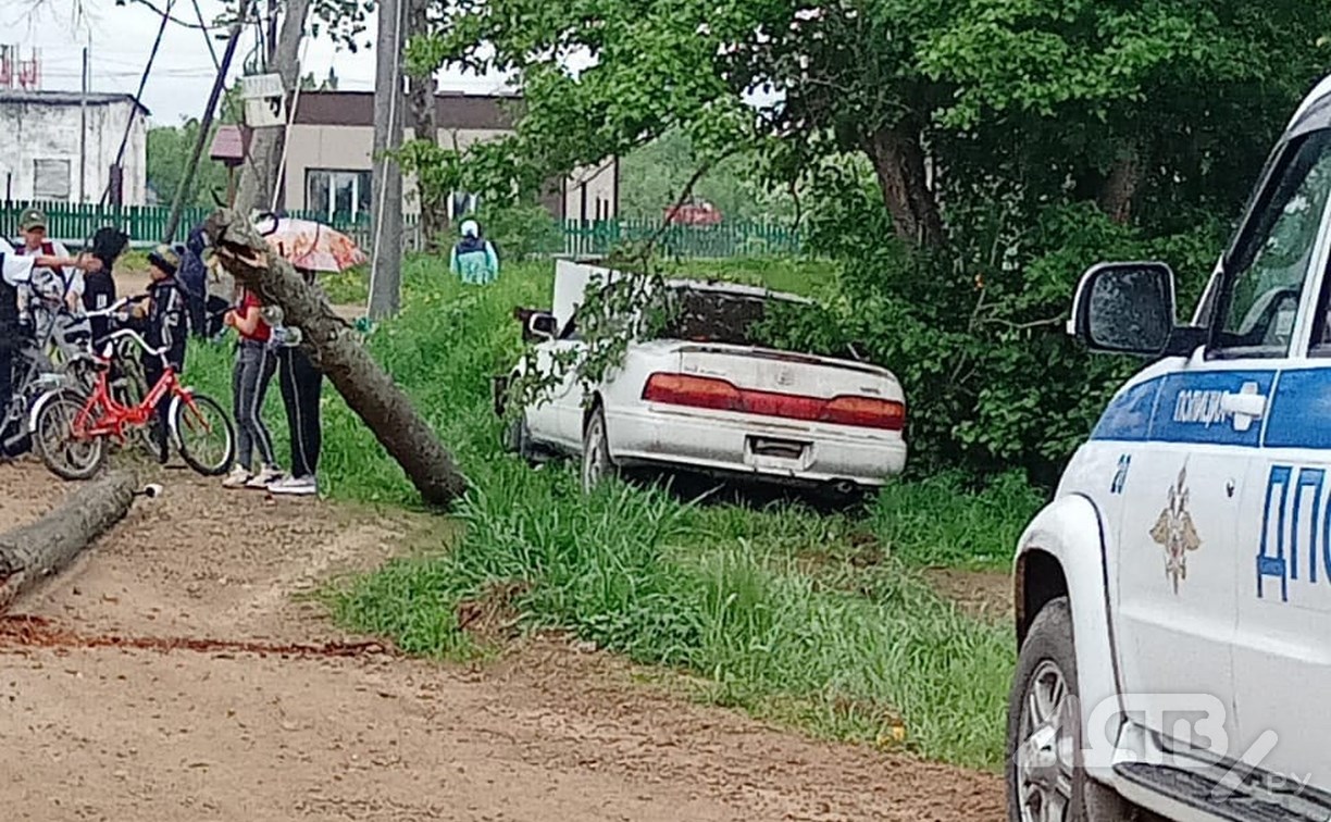 Очевидцы: подросток на Сахалине сел за руль авто и снёс столб с проводами