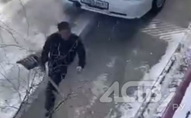 Субарист с лопатой накинулся на пенсионера в Южно-Сахалинске за замечание о неправильной парковке