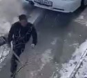 Субарист с лопатой накинулся на пенсионера в Южно-Сахалинске за замечание о неправильной парковке