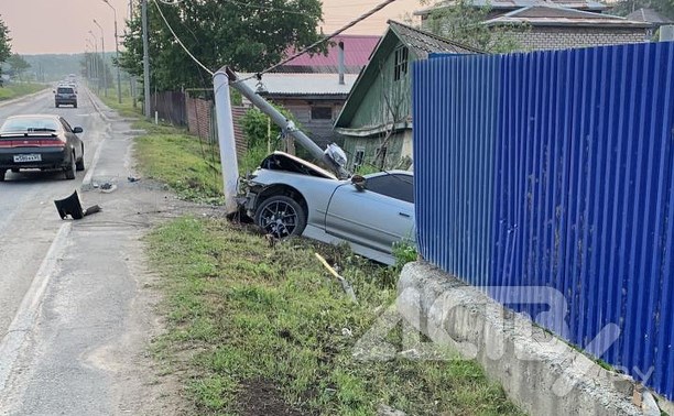 Автомобиль врезался в бетонный столб на улице в Корсакове