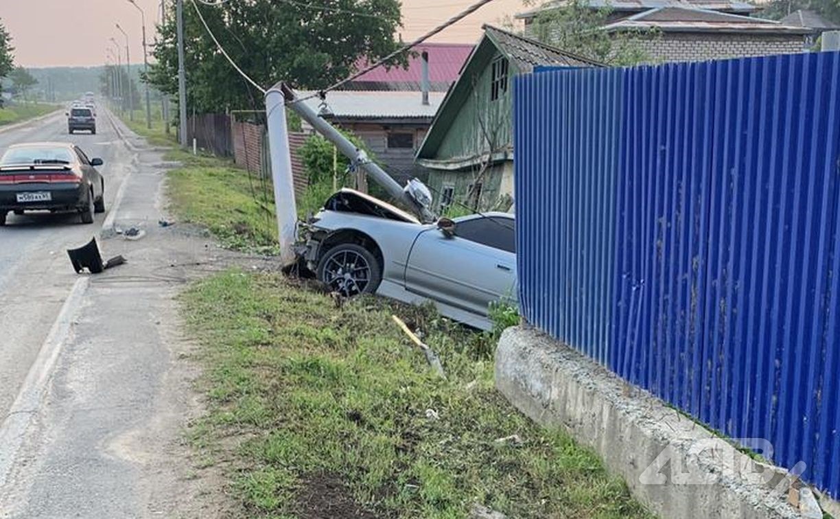 Автомобиль врезался в бетонный столб на улице в Корсакове