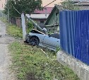 Автомобиль врезался в бетонный столб на улице в Корсакове