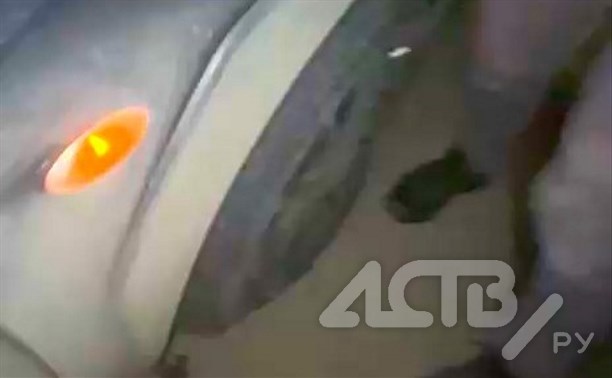 Кроссовер пробил колесо, влетев в яму в Долинском районе