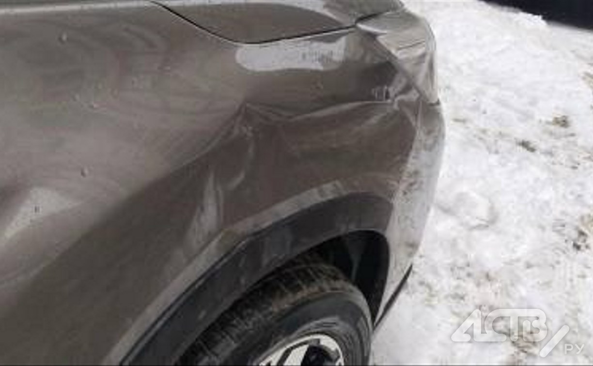 Неизвестный столкнулся с Subaru Forester и скрылся с места ДТП в Южно-Сахалинске