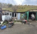 Мёртвого мужчину нашли в пристройке гаража в Холмске