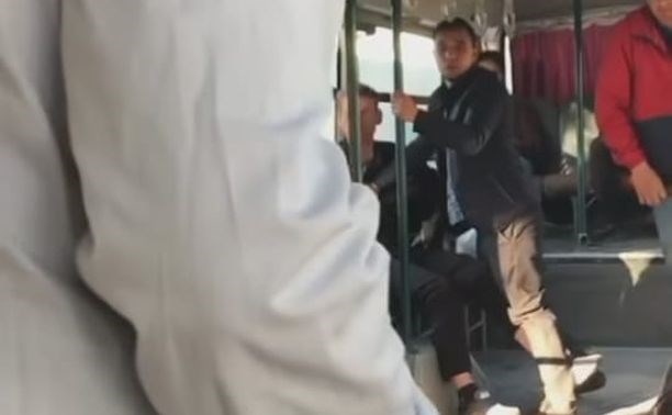 "Он же не ребёнок": пьяный сахалинец разбушевался в салоне автобуса, но его не высадили