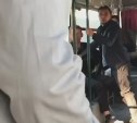 "Он же не ребёнок": пьяный сахалинец разбушевался в салоне автобуса, но его не высадили
