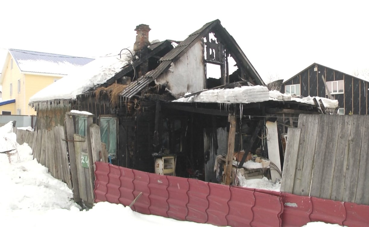 Огонь повредил половину крыши и часть дома жительницы Южно-Сахалинска