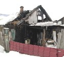 Огонь повредил половину крыши и часть дома жительницы Южно-Сахалинска