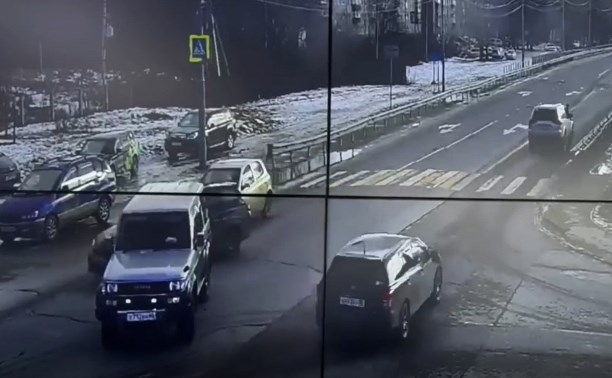 Внедорожник в Южно-Сахалинске умудрился устроить ДТП, в котором сам не пострадал