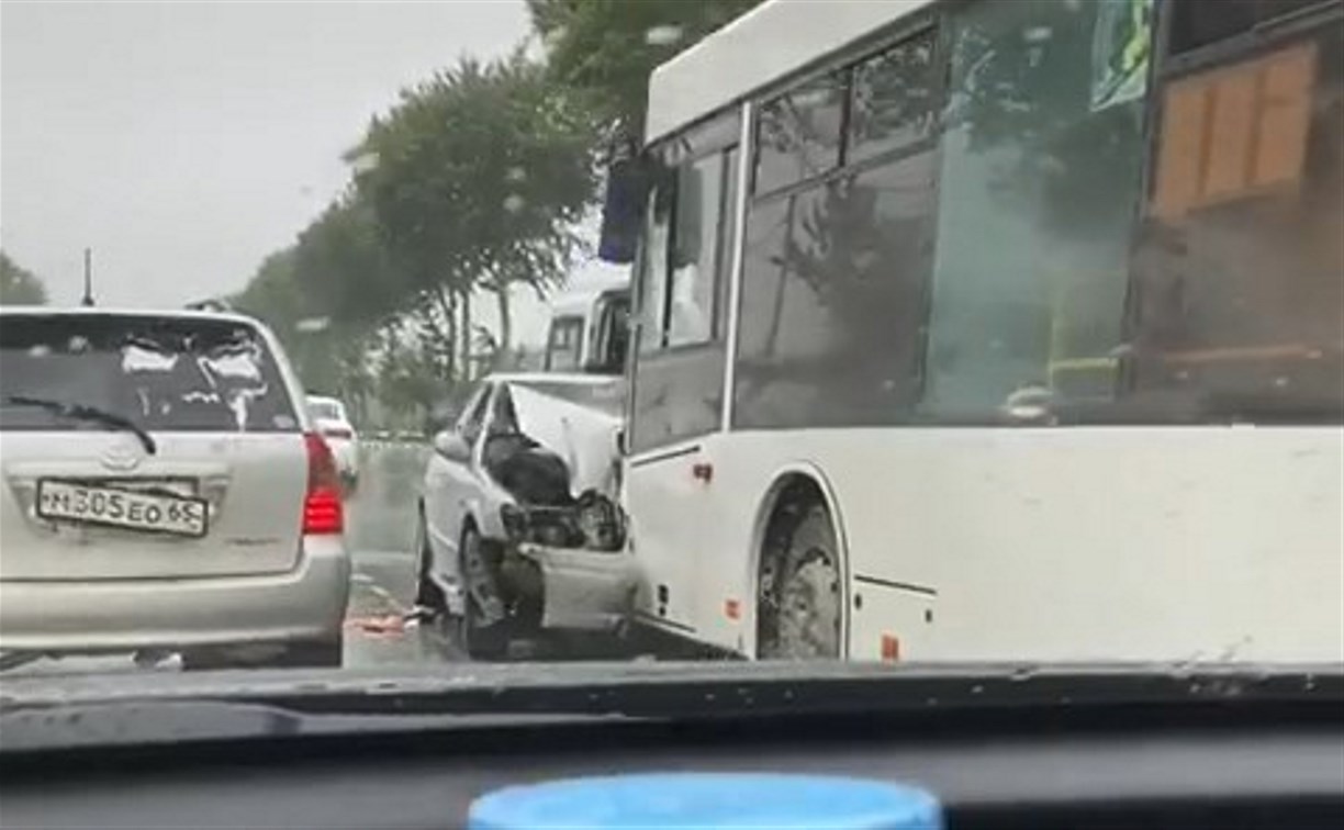 Subaru и рейсовый автобус лоб в лоб столкнулись в Южно-Сахалинске