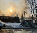 В центре Южно-Сахалинска горит дом без жильцов