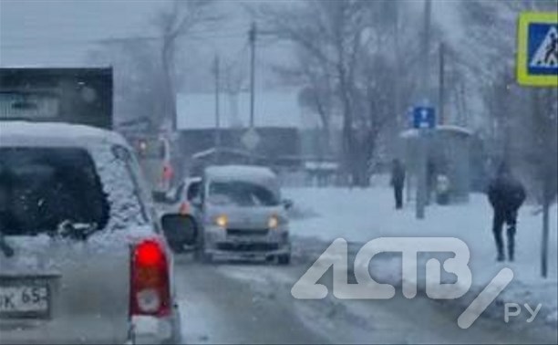 В Южно-Сахалинске малолитражку протащили по дороге задом наперёд