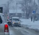 В Южно-Сахалинске малолитражку протащили по дороге задом наперёд