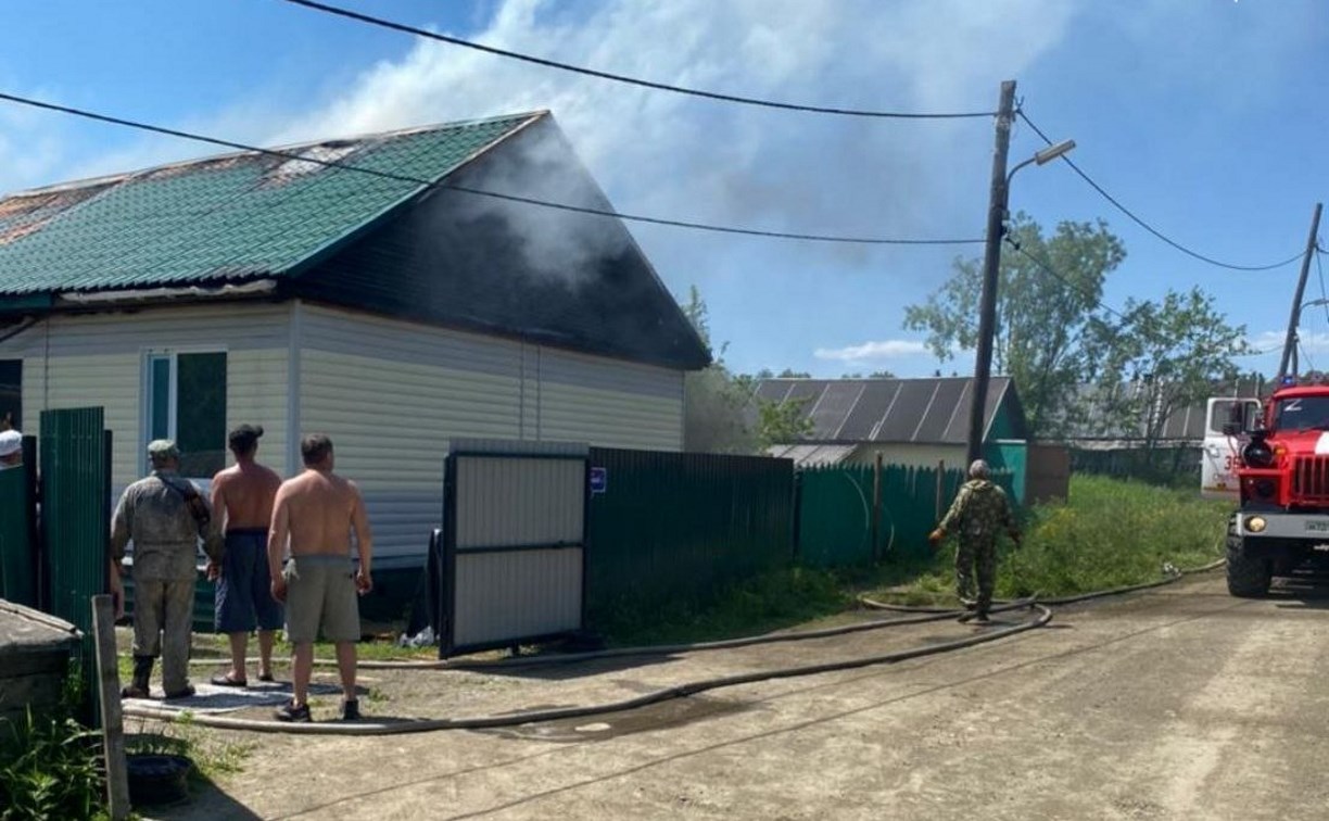 В Победино загорелся частный дом, на место прибыла мэр Смирныховского района