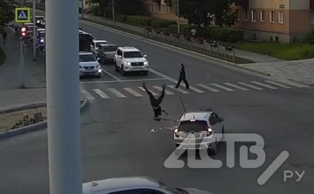 Байкер буквально взлетел: момент столкновения мотоцикла и Honda Fit в Южно-Сахалинске