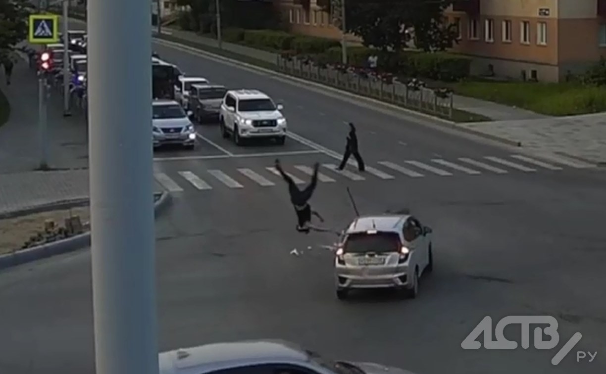 Байкер буквально взлетел: момент столкновения мотоцикла и Honda Fit в Южно-Сахалинске