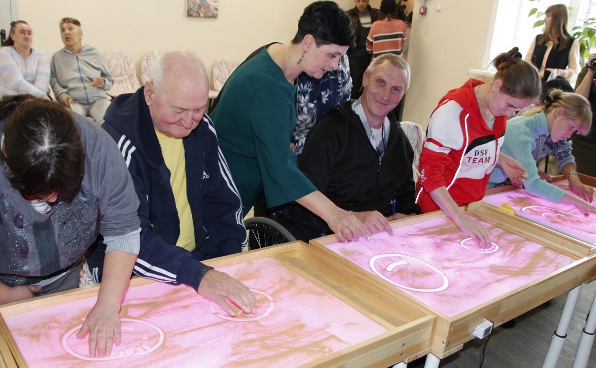 Творческий и спортивный досуг организовали для инвалидов Холмского района 