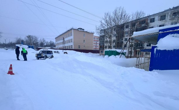 Попавший под колёса внедорожника 9-летний ребенок в Охе до сих пор в реанимации