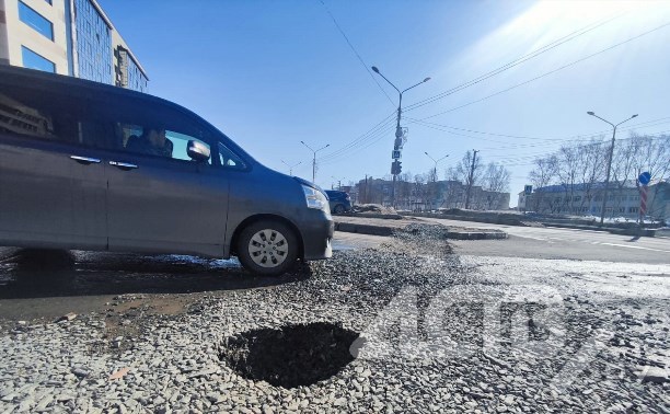 Неубиваемая яма вновь "вышла в люди" на улице Комсомольской в Южно-Сахалинске