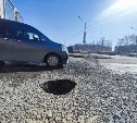 Неубиваемая яма вновь "вышла в люди" на улице Комсомольской в Южно-Сахалинске