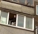 В Южно-Сахалинске мужчина справлял нужду с балкона на прохожих