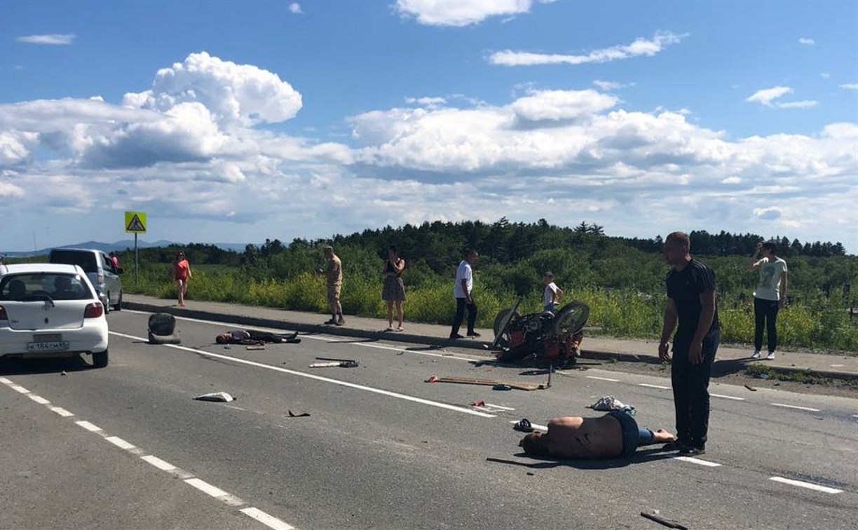 При столкновении мотоцикла и автомобиля в районе Советского пострадали двое мужчин