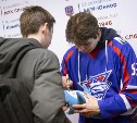 Сахалинские хоккеисты "схлестнулись" в центральном круге в "камень, ножницы, бумага"
