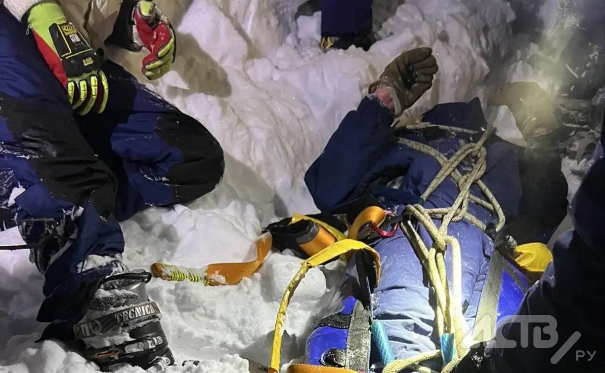 Два костра, снегоход, полиция и спасатели: замерзающего мужчину спасли на Сахалине