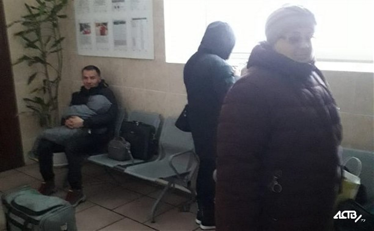 Железнодорожники оставили 20 сахалинцев замерзать на ледяном вокзале без отопления