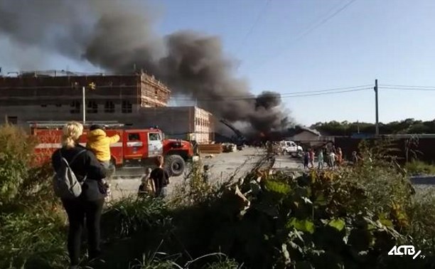 На территории будущей школы в Дальнем вспыхнул пожар