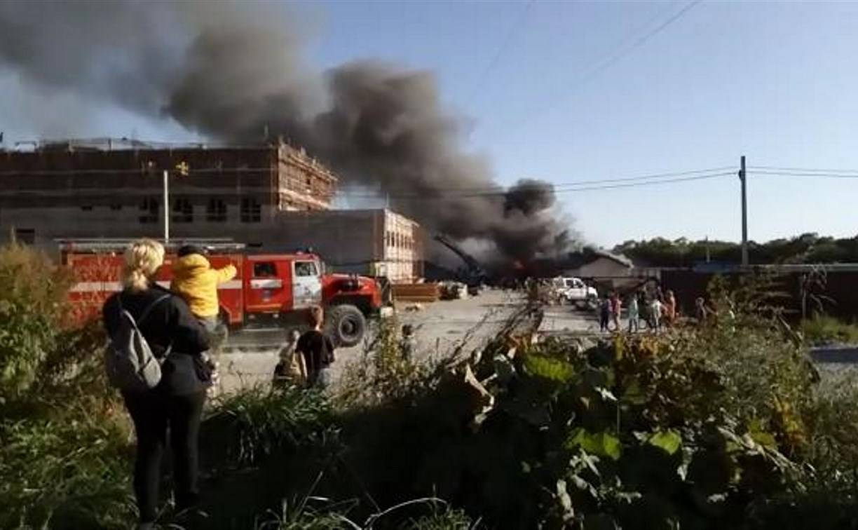 На территории будущей школы в Дальнем вспыхнул пожар