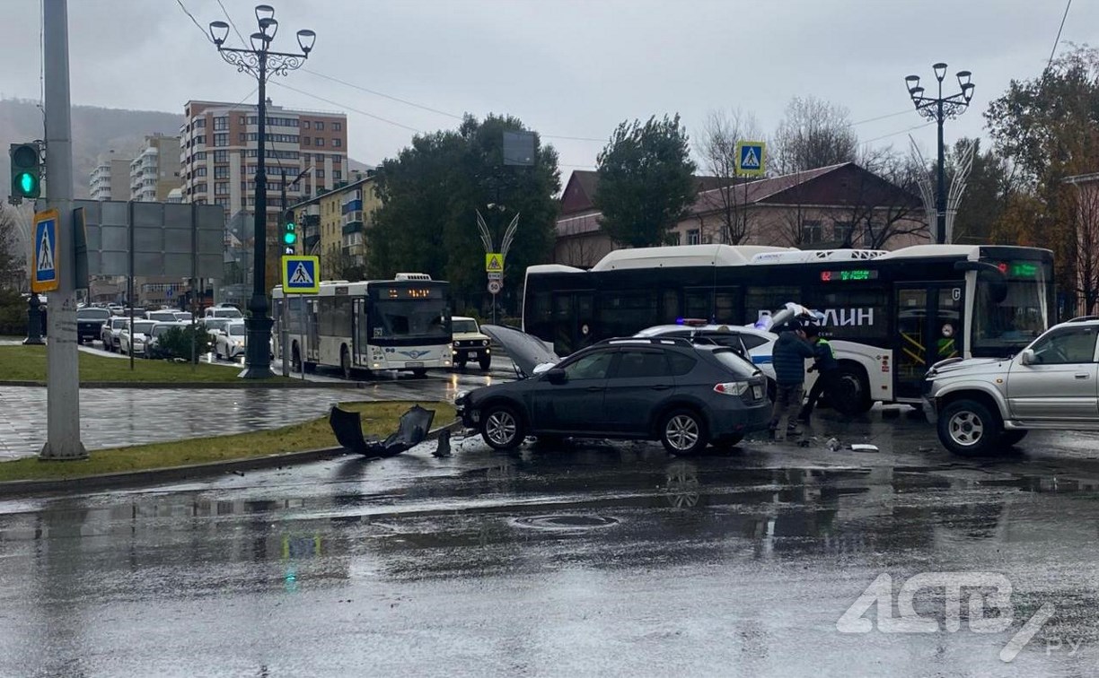 "Перекрыли две полосы": на перекрестке в Южно-Сахалинске жестко столкнулись внедорожник и хэтчбек  "Перекрыли две полосы": на перекрестке в Южно-Сахалинске жестко столкнулись внедорожник и хэтчбек