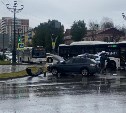 "Перекрыли две полосы": на перекрестке в Южно-Сахалинске жестко столкнулись внедорожник и хэтчбек