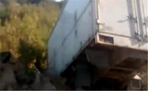 Грузовик вылетел с дороги в Охе