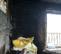 Появились фото с места пожара в двухэтажном доме в Макарове