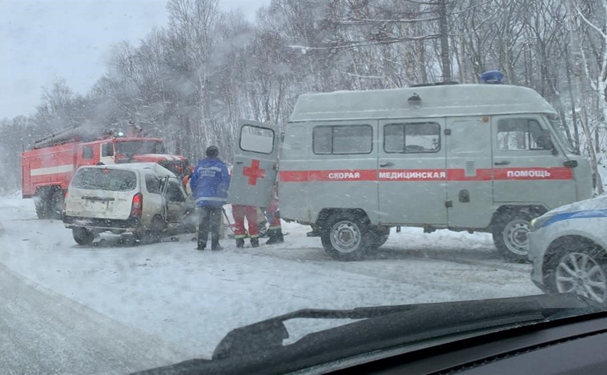 Неудачный обгон обернулся смертельным ДТП на Сахалине