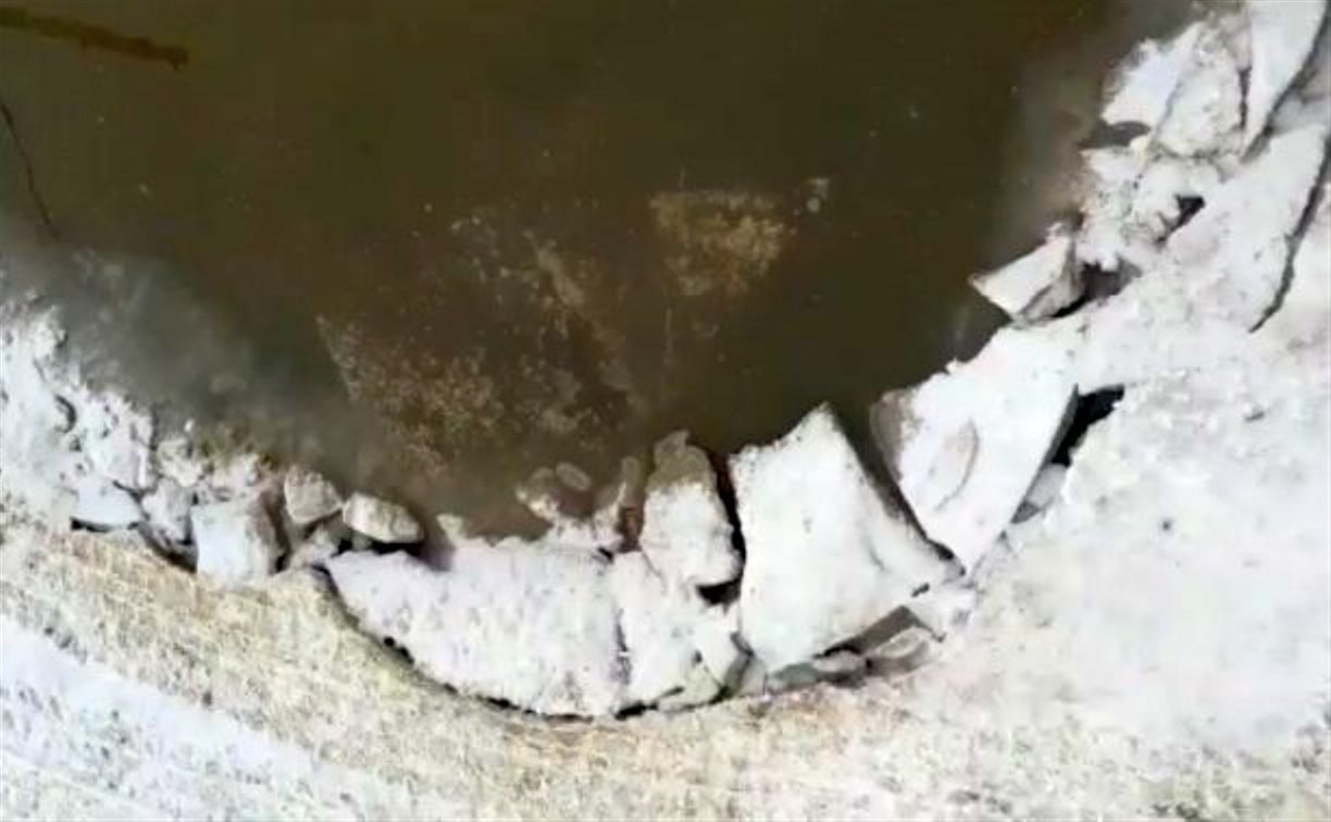 "Горячая линия" ЖКХ не может победить канализацию на улице Тихой в Южно-Сахалинске