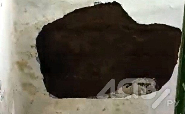 Был сильный грохот: в доме в Холмске обвалилась часть потолка спустя минуту, как там прошел человек