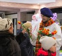 Художник раздавал цветы жительницам Корсакова