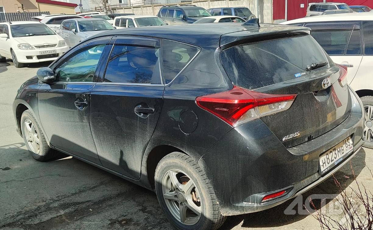  Неизвестный автомобиль столкнулся со стоящим хэтчбеком и скрылся с места ДТП в Южно-Сахалинске