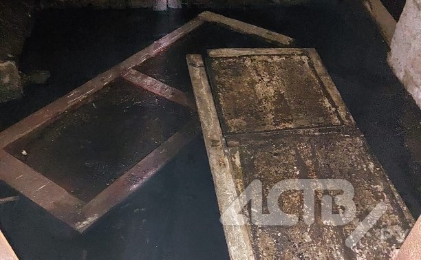 Почти как в "Титанике": подвал дома в Южно-Сахалинске затопило фекалиями 