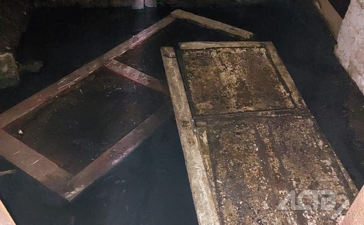 Почти как в "Титанике": подвал дома в Южно-Сахалинске затопило фекалиями 