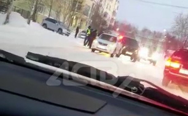 Очевидец: автомобиль силовиков врезался в Mazda в Охе