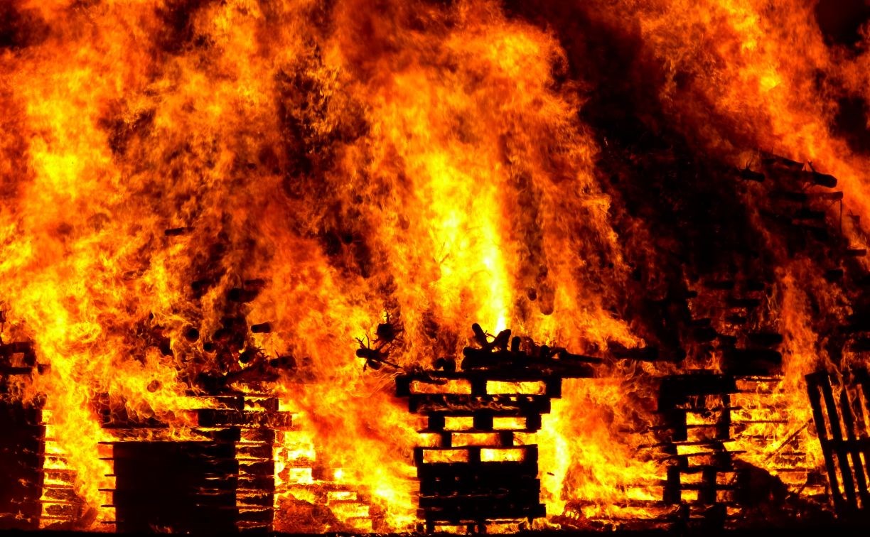 Дачный дом сгорел в Долинском районе