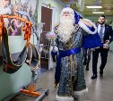 В Южно-Сахалинске Дед Мороз и Снегурочка поздравили пациентов детской областной больницы