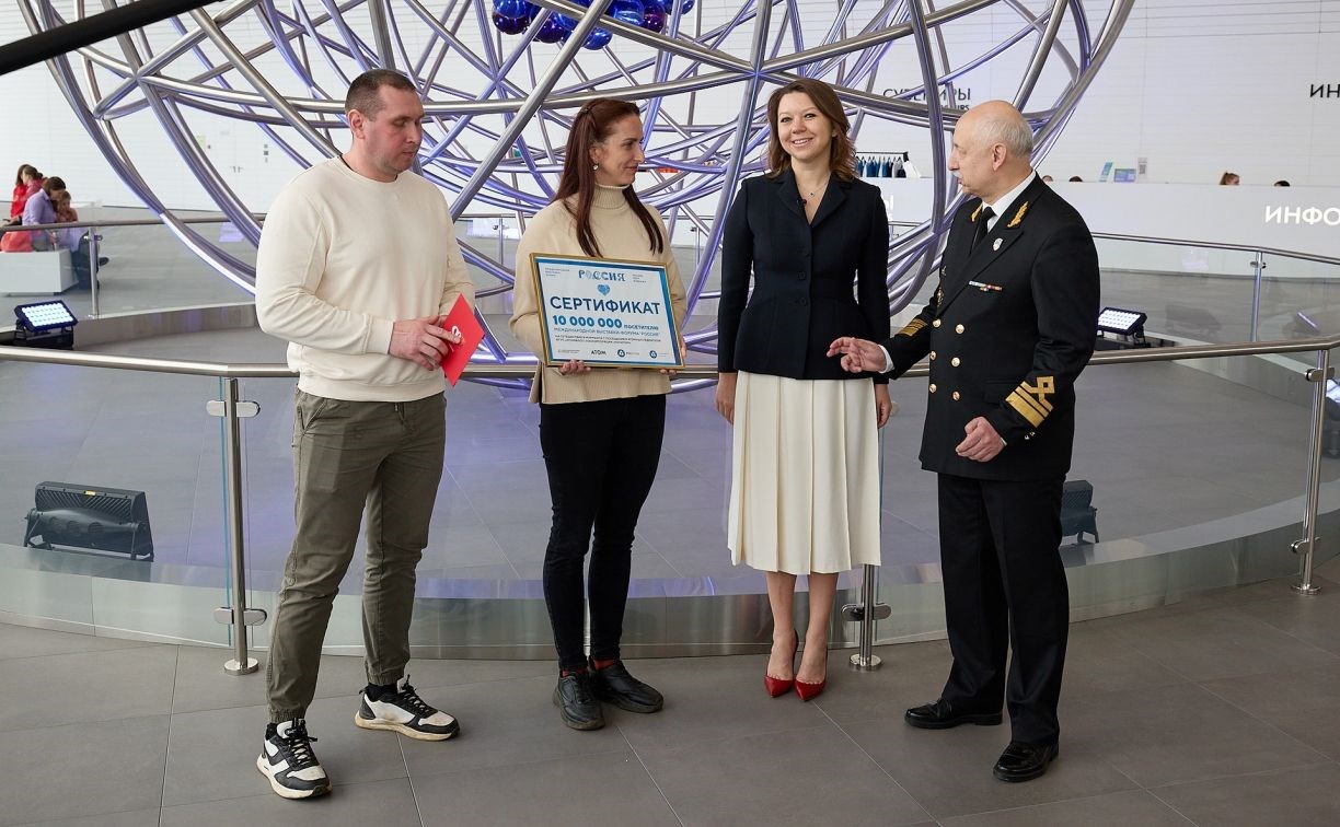 Десятимиллионный гость выставки "Россия" получил сертификат на посещение атомного ледокола